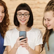 Schülerinnen nutzen Smartphone